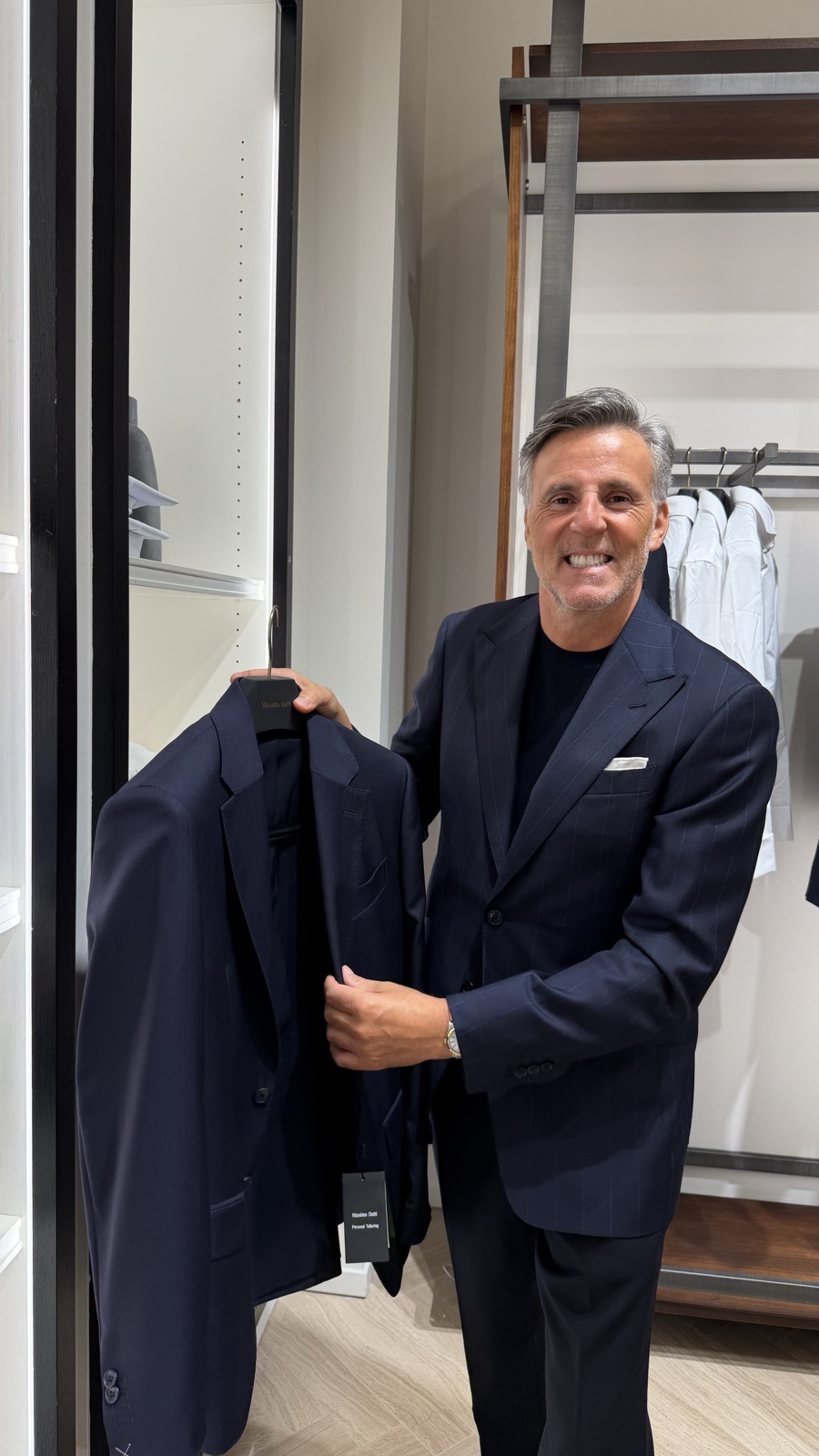 Guilherme Castro Ramos a mostrar um blazer azul-marinho num provador.
